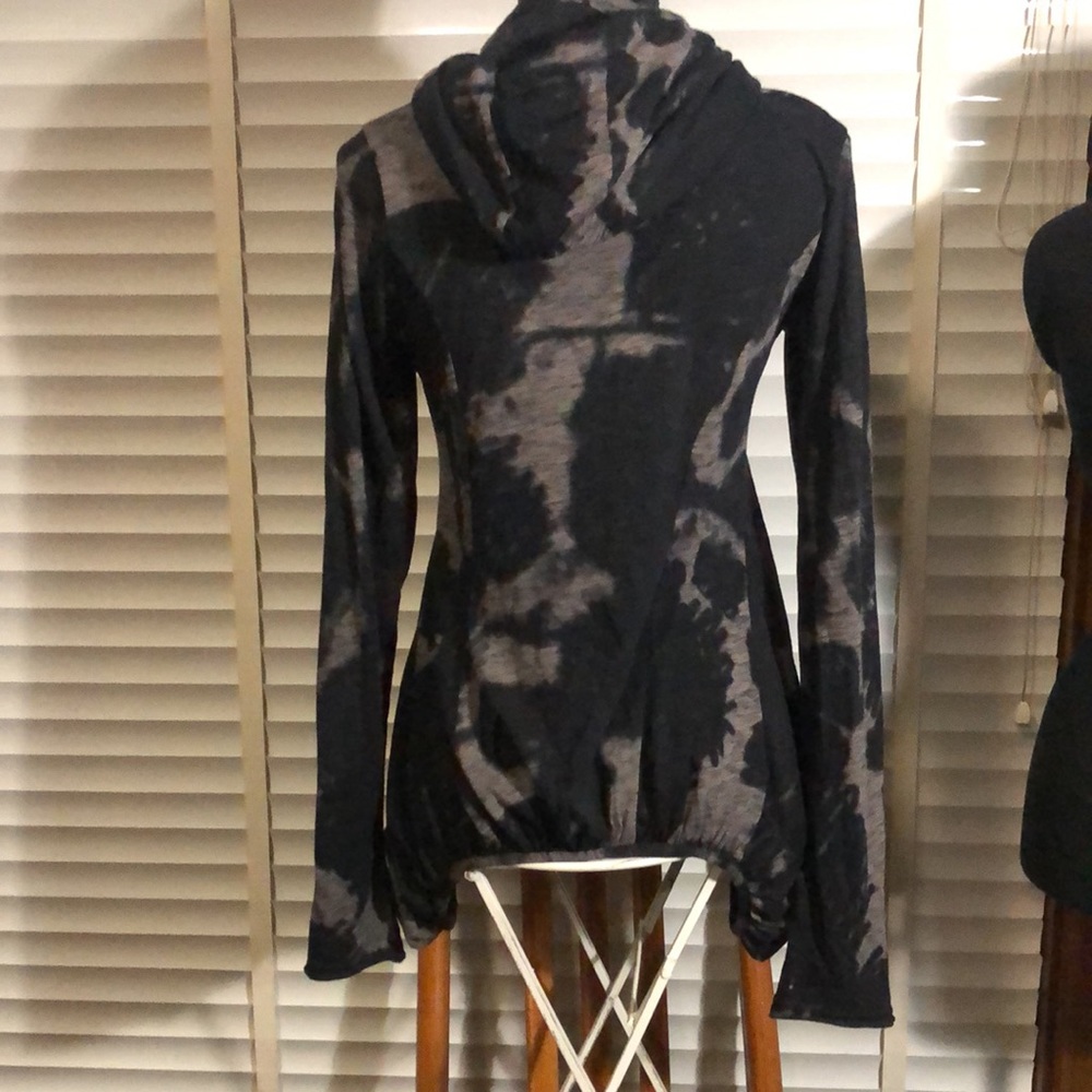 Quirky hoodie with drawstring on the Botton and longer around the back- love ❤️ - Picture 3 of 8